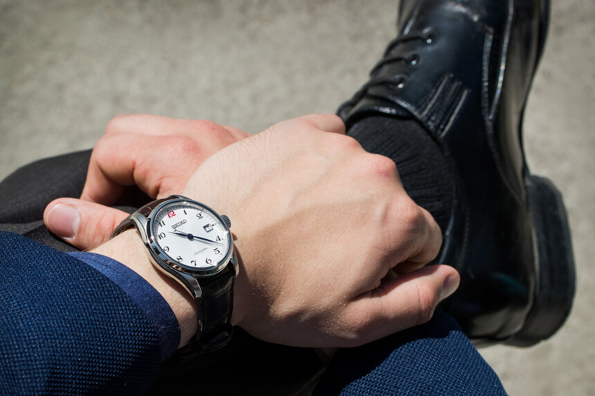 Scelta perfetta: il cinturino nero si abbina alle scarpe nere.