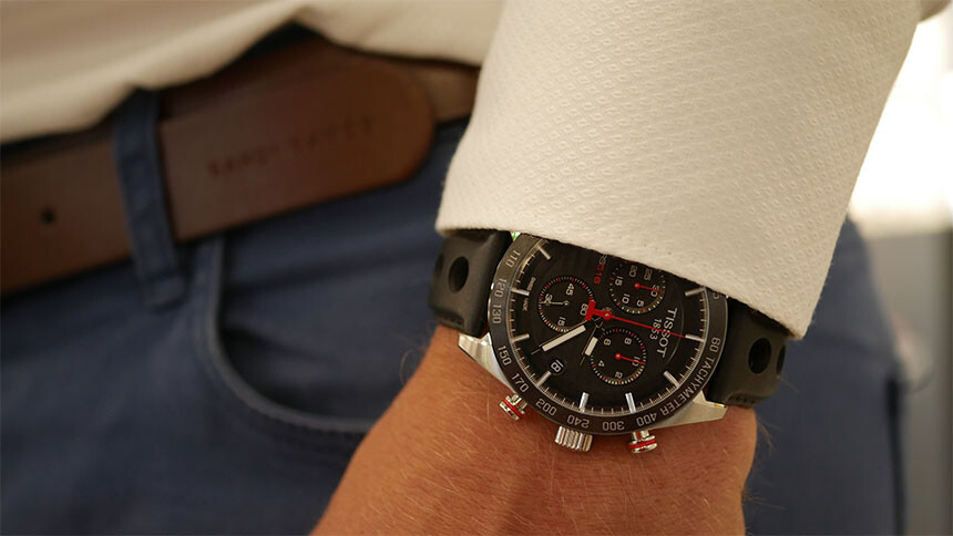 Errore: Cintura e cinturino non si abbinano. Per non parlare dell’impronta complessivamente sportiva dell’orologio: a una laurea non funzionerebbe.