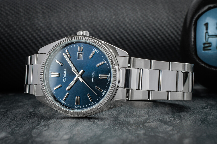 Variante con quadrante blu.