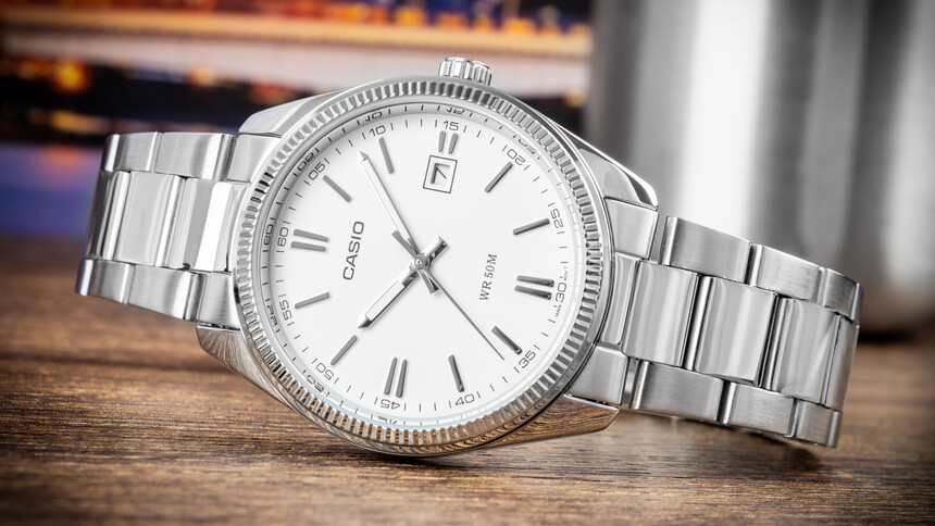 Colori come bianco, nero, blu si abbinano a quasi tutto e sono i più universali.