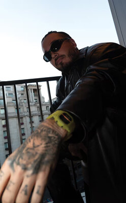 Casio G-Shock Original DWE-5600JB-1A9ER J. Balvin Collaboration (+cinturino e lunetta di ricambio)